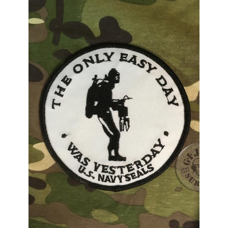 PARCHE  NAVY SEALS "THE ONLY EASY DAY WAS YESTERDAY" BLANCO