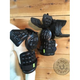 PROTECCION ANTIDISTURBIOS COMPUESTAS DE HOMBRO POLICIA BRITANICA