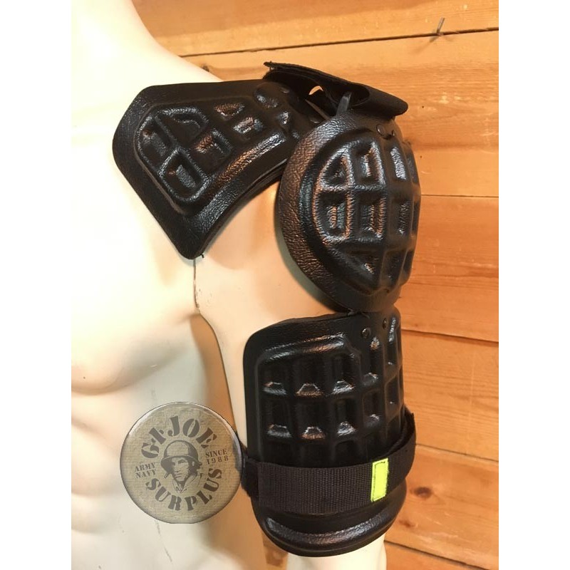 PROTECCION ANTIDISTURBIOS COMPUESTAS DE HOMBRO POLICIA BRITANICA