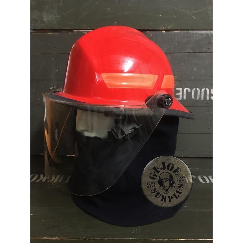 FIREFIGHTERS HELMET "CAIRNS METRO 660C" USED GREAT CONDITION /COLLECTORS ITEM