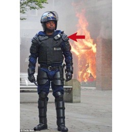 PROTECCION ANTIDISTURBIOS COMPUESTAS DE HOMBRO POLICIA BRITANICA