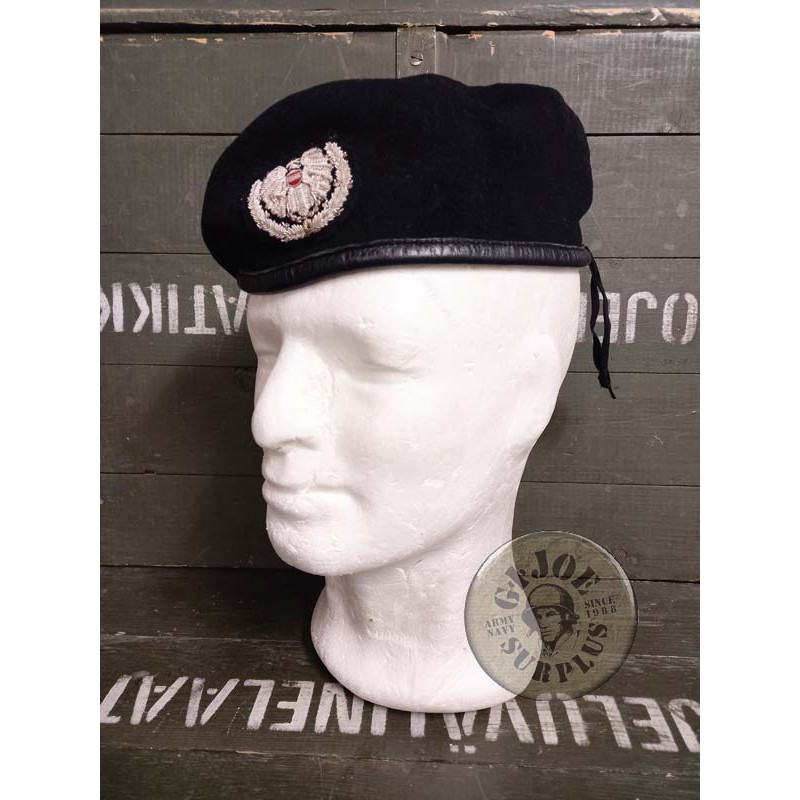 BOINAS EJERCITO AUSTRIACO CON INSIGNIA "TANQUES" NEGRO