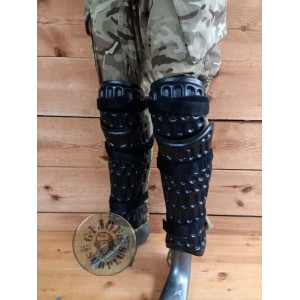 PROTECCION ANTIDISTURBIOS DE PIERNA CON EMPEINE POLICIA BRITANICA