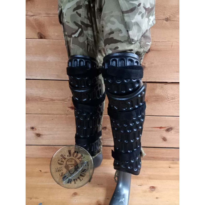 PROTECCION ANTIDISTURBIOS DE PIERNA CON EMPEINE POLICIA BRITANICA