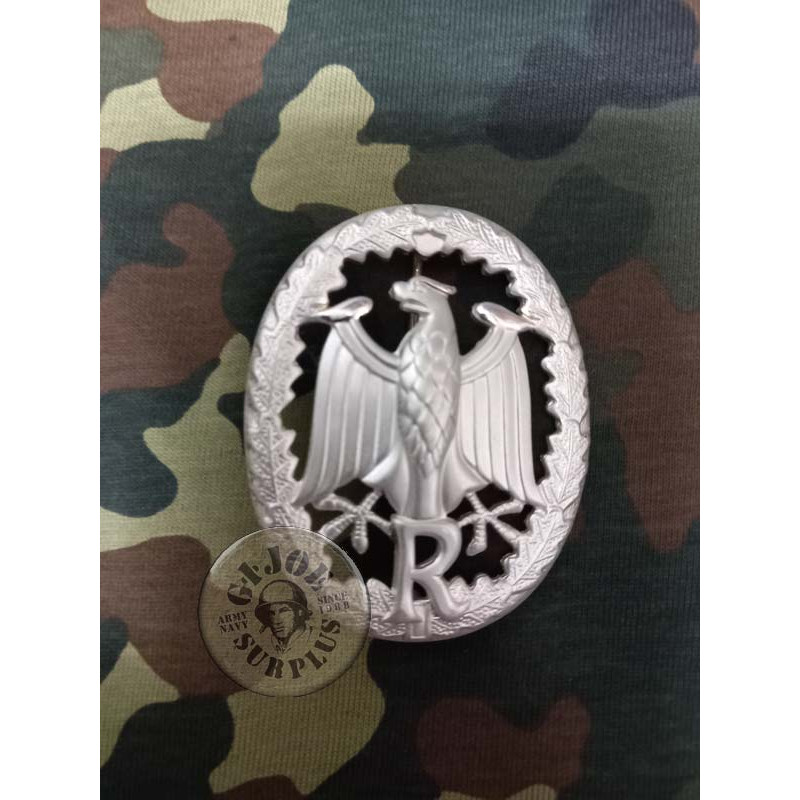 EAST GERMAN 1ST CLASS SPORT QUALIFICATION NEW GERMAN ARMY 1ST CLASS RESERVIST BADGE NEW GERMAN ARMY 2ND CLASS RESERVIST BADGE NE